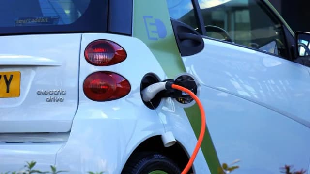 Jak ładować samochód elektryczny w domu - uniknij wysokich kosztów