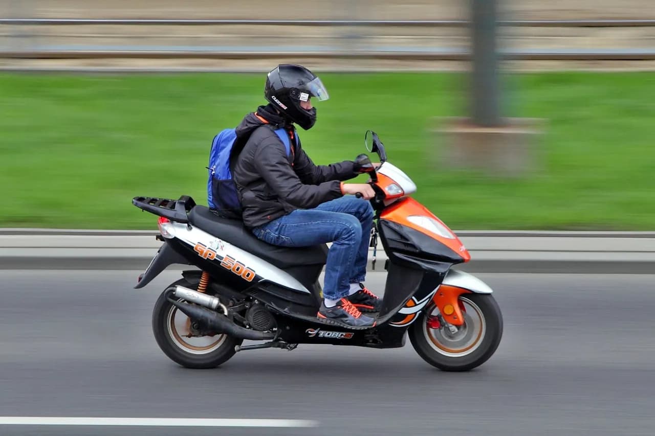 Czy można jeździć motorowerem na dowód? Sprawdź, co musisz wiedzieć
