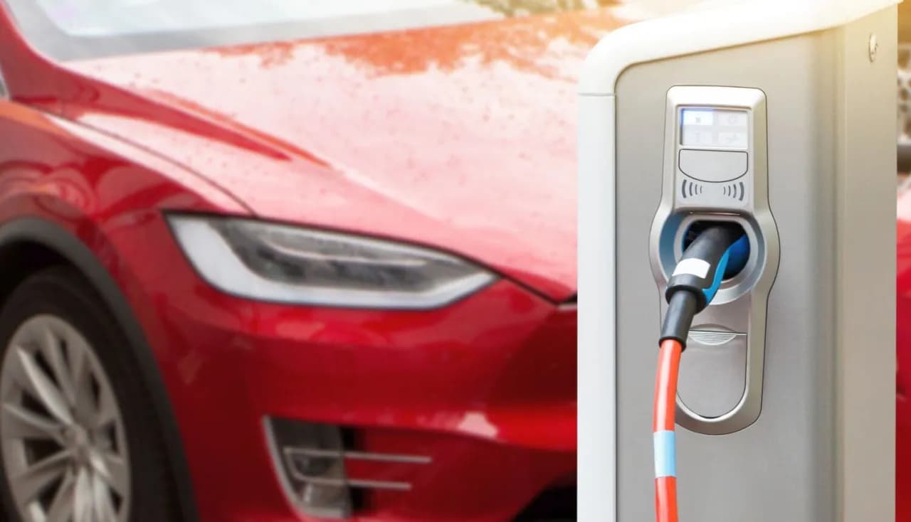 Ile czasu ładuje się tesla? Sprawdź, jak szybko naładujesz swój pojazd