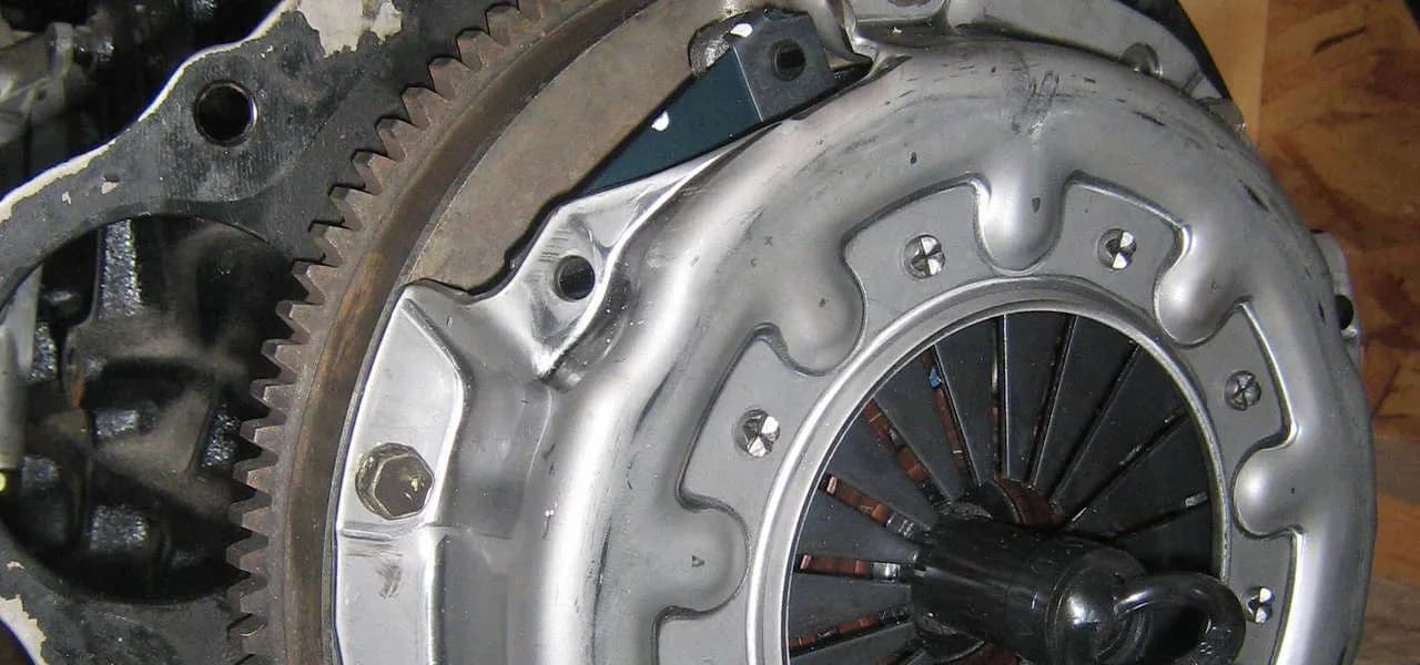 Jak odpowietrzyć sprzęgło w ciężarówce i uniknąć problemów z jazdą