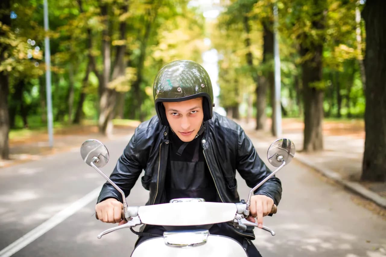 Jaki kask na motorower? Wybierz najbezpieczniejszy model dla siebie